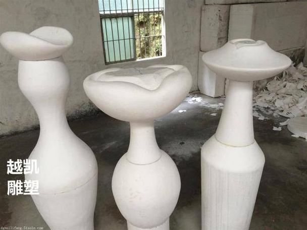 不锈钢酒瓶雕塑这类兼具艺术性与功能性的定制产品,常常让人感到选择